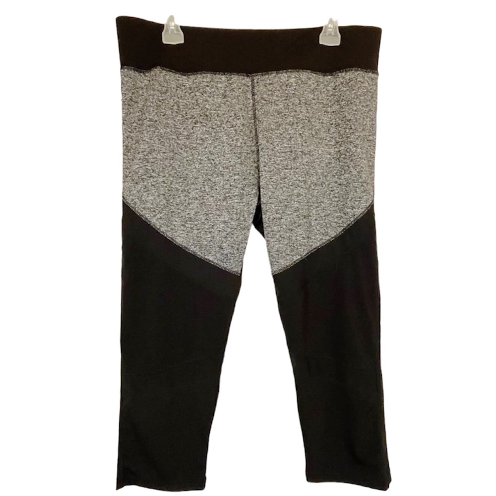 Vizio Black and Gray Capri Workout Leggings